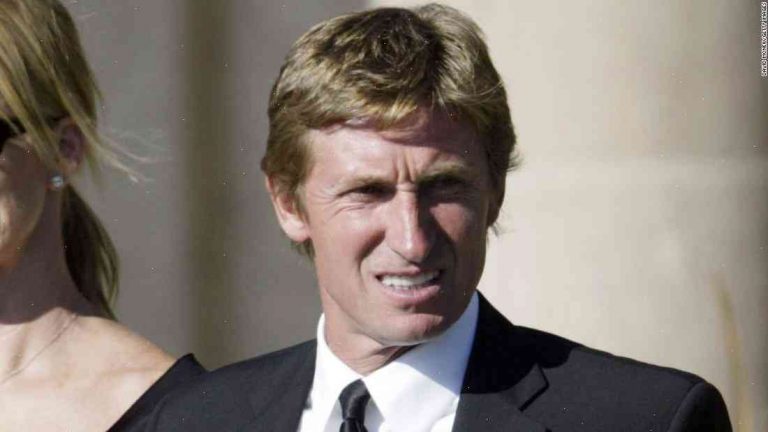 Fans, celebrities join the tribute to former Edmonton Oilers hockey legend Wayne Gretzky